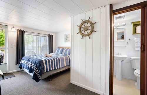 East Jordan House | 🌼 South Arm Retreats Motel: Lake View Standard Room ➠ Unit 2