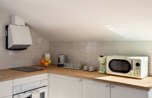 Seixal Apartment | South Bank Escape: 1BR + Coal-Fired Hot Tub