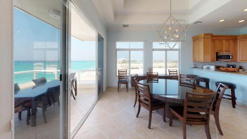 Seven Mile Beach Apartment | South Bay Beach Club #37 Penthouse - 3 Bedroom 3 Bathroom Unit
