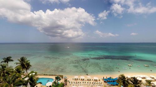 Seven Mile Beach Apartment | South Bay Beach Club #36 Penthouse - 3 Bedroom 3 Bathroom Unit