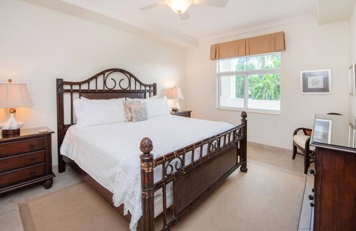 Seven Mile Beach Condo | South Bay Beach Club - Two Bedroom Beachfront Condos