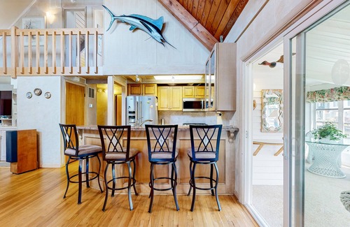 South Bethany Harbor House | South Bethany bay-view home with dock, deck, kayaks, & bikes