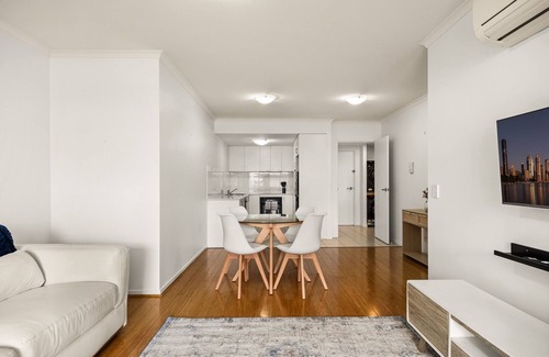 South Brisbane Apartment | South Brisbane 2BR Apt with Gym & Sauna Access