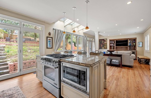 Collier Hills House | South Buckhead Cottage Near Everything, Bring Pets!