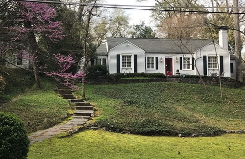 Collier Hills House | South Buckhead Cottage Near Everything, Bring Pets!