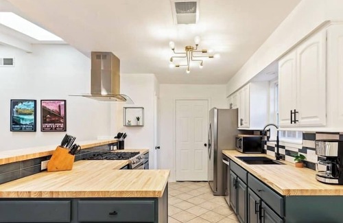 East Congress House | South Congress, Pool Table, King Beds | Portoro