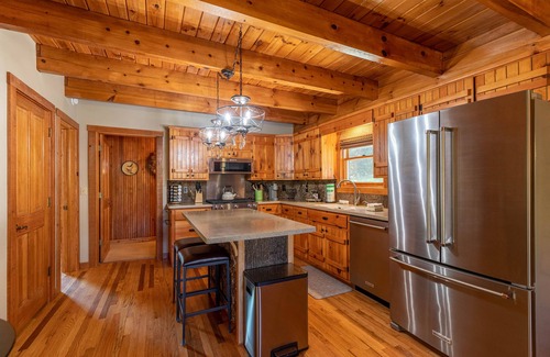 Fleetwood House | South Fork Cabin - charming cabin between Boone and West Jefferson with a hot tub. Pets welcome