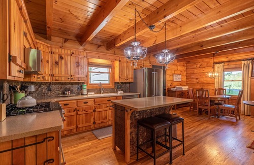 Fleetwood House | South Fork Cabin - charming cabin between Boone and West Jefferson with a hot tub. Pets welcome