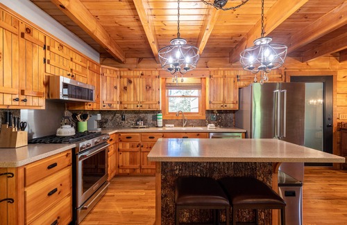 Fleetwood House | South Fork Cabin - charming cabin between Boone and West Jefferson with a hot tub. Pets welcome