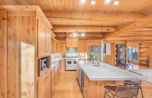 Swan Valley Cabin | South Fork Retreat. Private Luxury 6-bedroom cabin w/AC and Private pond.