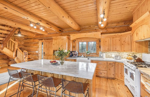 Swan Valley Cabin | South Fork Retreat. Private Luxury 6-bedroom cabin w/AC and Private pond.
