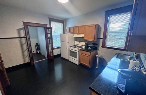 St. Louis Apartment | South Hampton Apartment w/Balcony by StayLage