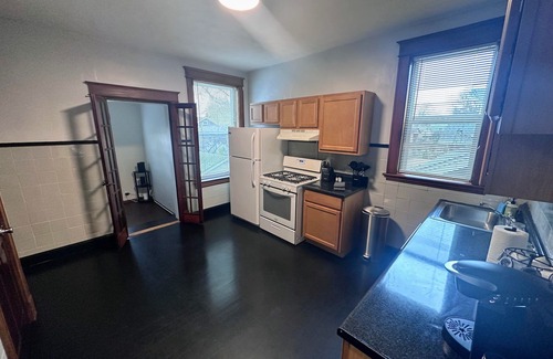 St. Louis Apartment | South Hampton Apartment w/Balcony by StayLage