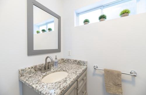 South Haven House | South Haven Great Lake Getaway - Centerally located to downtown South Haven and South Beach