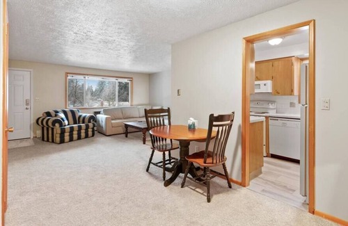 Manito Apartment | South Hill Manito/ Mins To Dwntwn / King Bed /WIFI