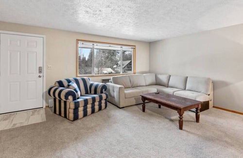 Manito Apartment | South Hill Manito/ Mins To Dwntwn / King Bed /WIFI