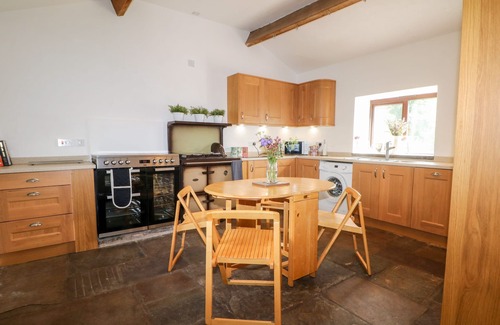 Leek Cottage | SOUTH HILLSWOOD BOOTH, pet friendly, with open fire in Leek