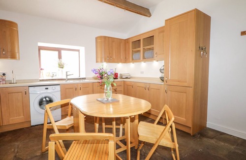 Leek Cottage | SOUTH HILLSWOOD BOOTH, pet friendly, with open fire in Leek