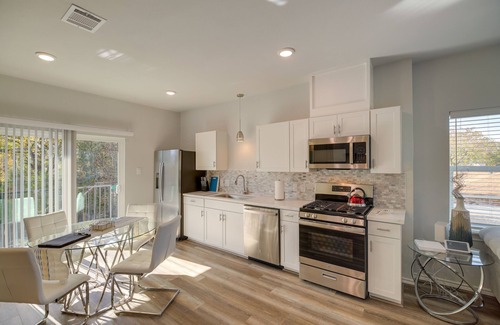 South Houston Apartment | South Houston Townhome w/Patio & Gas Grill!