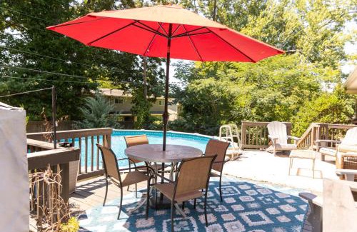 Knoxville House | South Knox Spot Grill Outdoor Pool Lounge