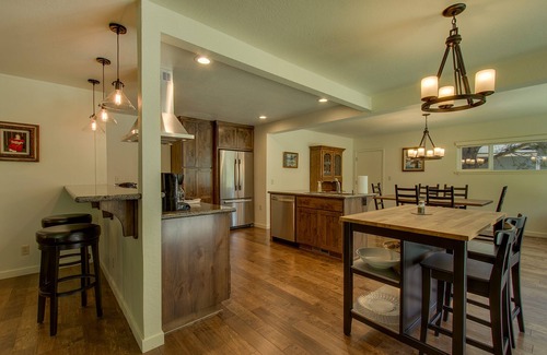 Rancho Bijou House | South Lake Tahoe Family Home - Deck & View, Grill, Walk to beach, 1 mi. Heavenly