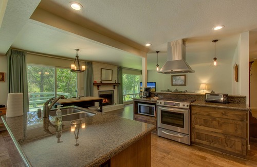 Rancho Bijou House | South Lake Tahoe Family Home - Deck & View, Grill, Walk to beach, 1 mi. Heavenly