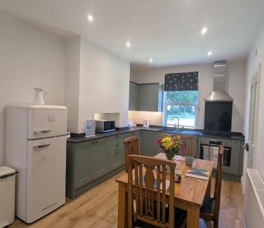 Inchbrook Apartment | South Lodge, Countryside views near Kingscote Barn