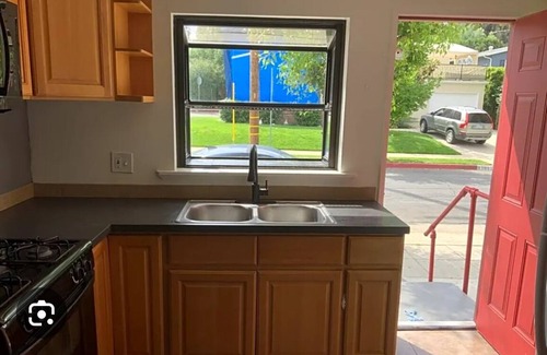 Woodland Hills House | South of Ventura 2 bed 1 bathroom