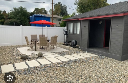 Woodland Hills House | South of Ventura 2 bed 1 bathroom