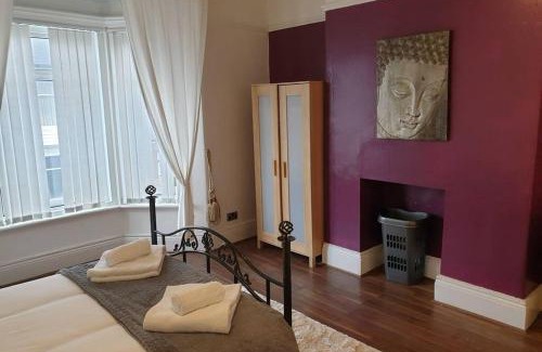 South Shields Apartment | South Shield's Hidden Gem Garnet 3 Bedroom Apartment sleeps 6 Guests