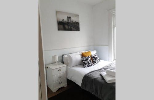 South Shields Apartment | South Shield's Hidden Gem Garnet 3 Bedroom Apartment sleeps 6 Guests