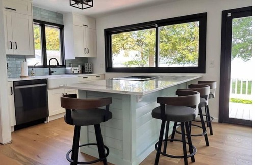 Sturgeon Bay Cottage | South Shore Haven - LAKE FRONT!