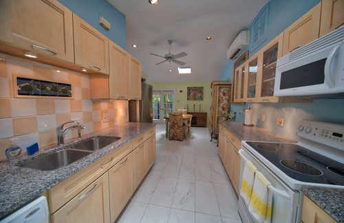White St. Gallery House | South Street Cottage: Bright & Sunny with Pool, Patio & Hot Tub