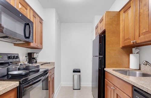 New Suburb Beautiful Apartment | South Tampa Apartment minutes away from Downtown, Dining and Entertainment