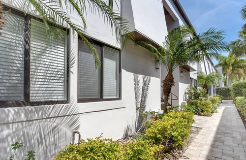 New Suburb Beautiful Apartment | South Tampa Apartment minutes away from Downtown, Dining and Entertainment