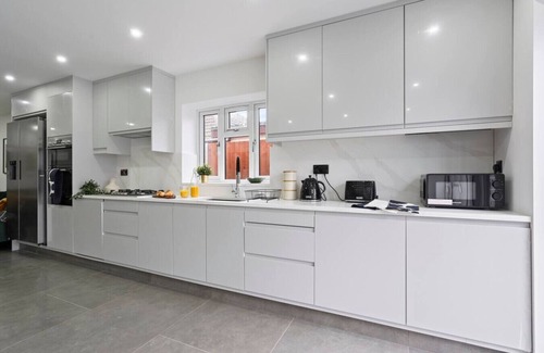 New Forest District House | Southampton Getaway | Huge Home + Garden Sleeps 10