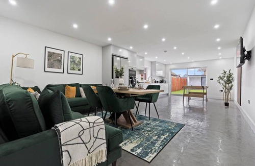 New Forest District House | Southampton Getaway | Huge Home + Garden Sleeps 10