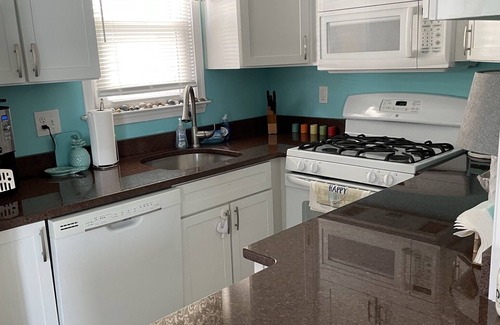 South End Condo | SOUTHEND - 1st Flr, 3B/2b, covered deck, 4 Houses to beach, Sheets/Towels/BBQ