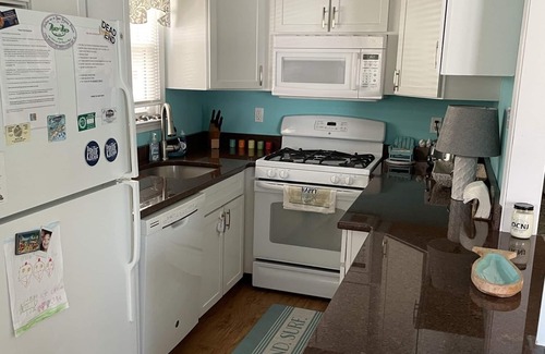 South End Condo | SOUTHEND - 1st Flr, 3B/2b, covered deck, 4 Houses to beach, Sheets/Towels/BBQ