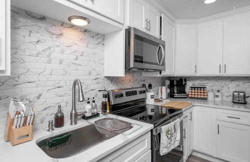 Southwest Raleigh House | Southern Charm, 3 King Bedrooms, Central
