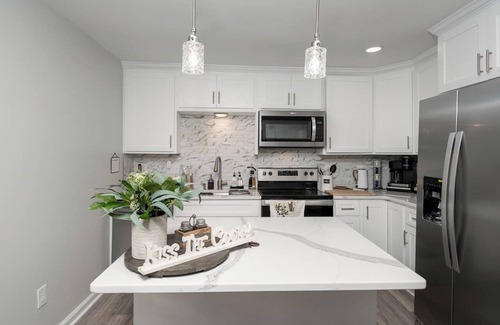 Southwest Raleigh House | Southern Charm, 3 King Bedrooms, Central
