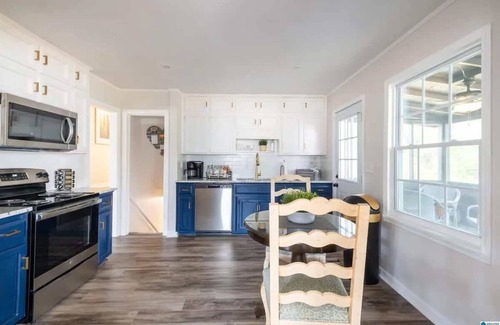 New Castle House | Southern Charm 5 Bedrooms, Sleeps 14, A+ Location