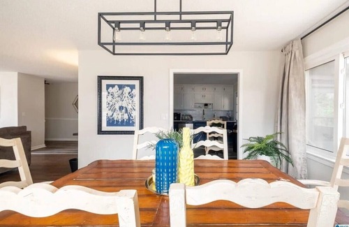 New Castle House | Southern Charm 5 Bedrooms, Sleeps 14, A+ Location