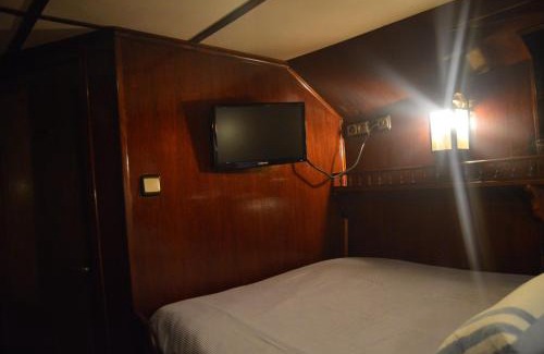 Ciutat Vella Boat Rental | Southern Cross
