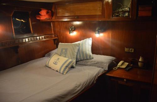 Ciutat Vella Boat Rental | Southern Cross