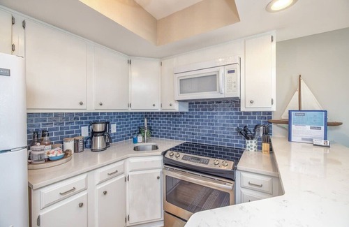 Wrightsville Beach Apartment | Southern Exposure-Next to Johnnie Mercers Pier, Ocean View, Updated Condo