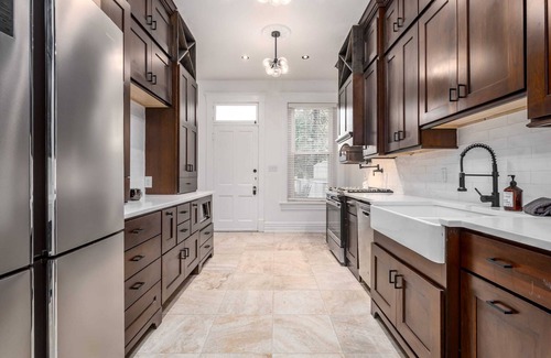 Highlands House | Southern Gentleman-LUXURY HOT TUB - Walkable! FUN