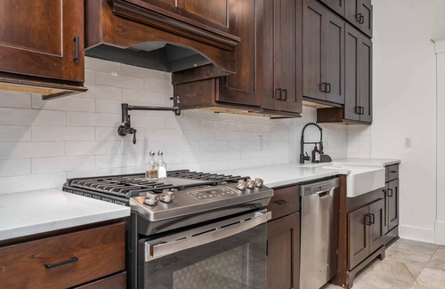Highlands House | Southern Gentleman-LUXURY HOT TUB - Walkable! FUN