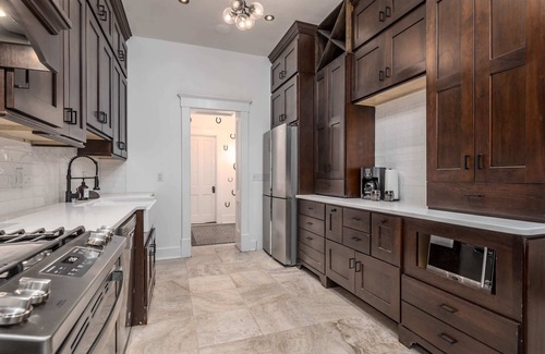 Highlands House | Southern Gentleman-LUXURY HOT TUB - Walkable! FUN