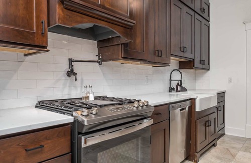 Highlands House | Southern Gentleman- Quaint, Hot Tub - Walkable!